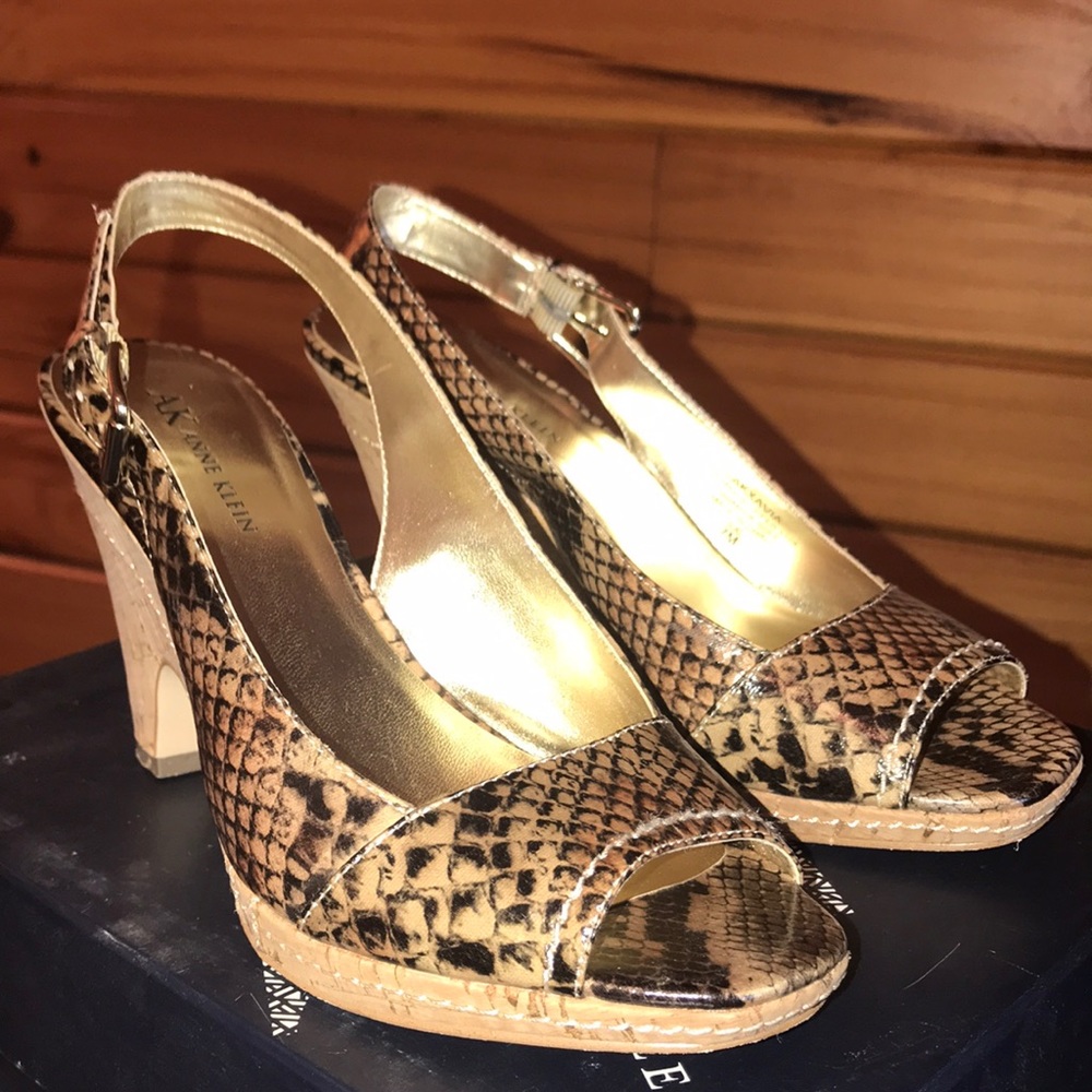 Anne Klein size 7 faux snake skin sandal/wedge